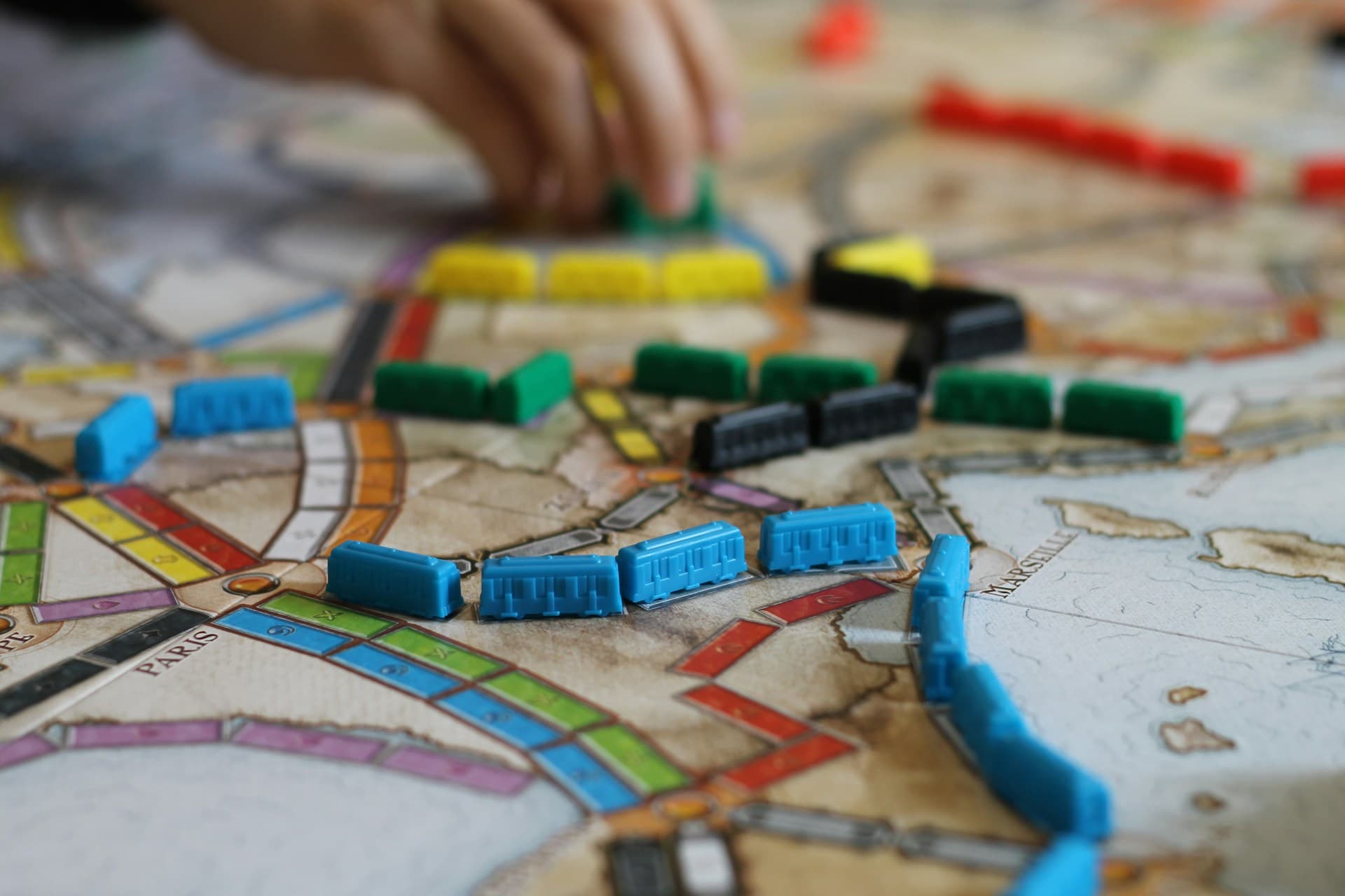Tabuleiro do jogo Ticket to Ride e seus componentes