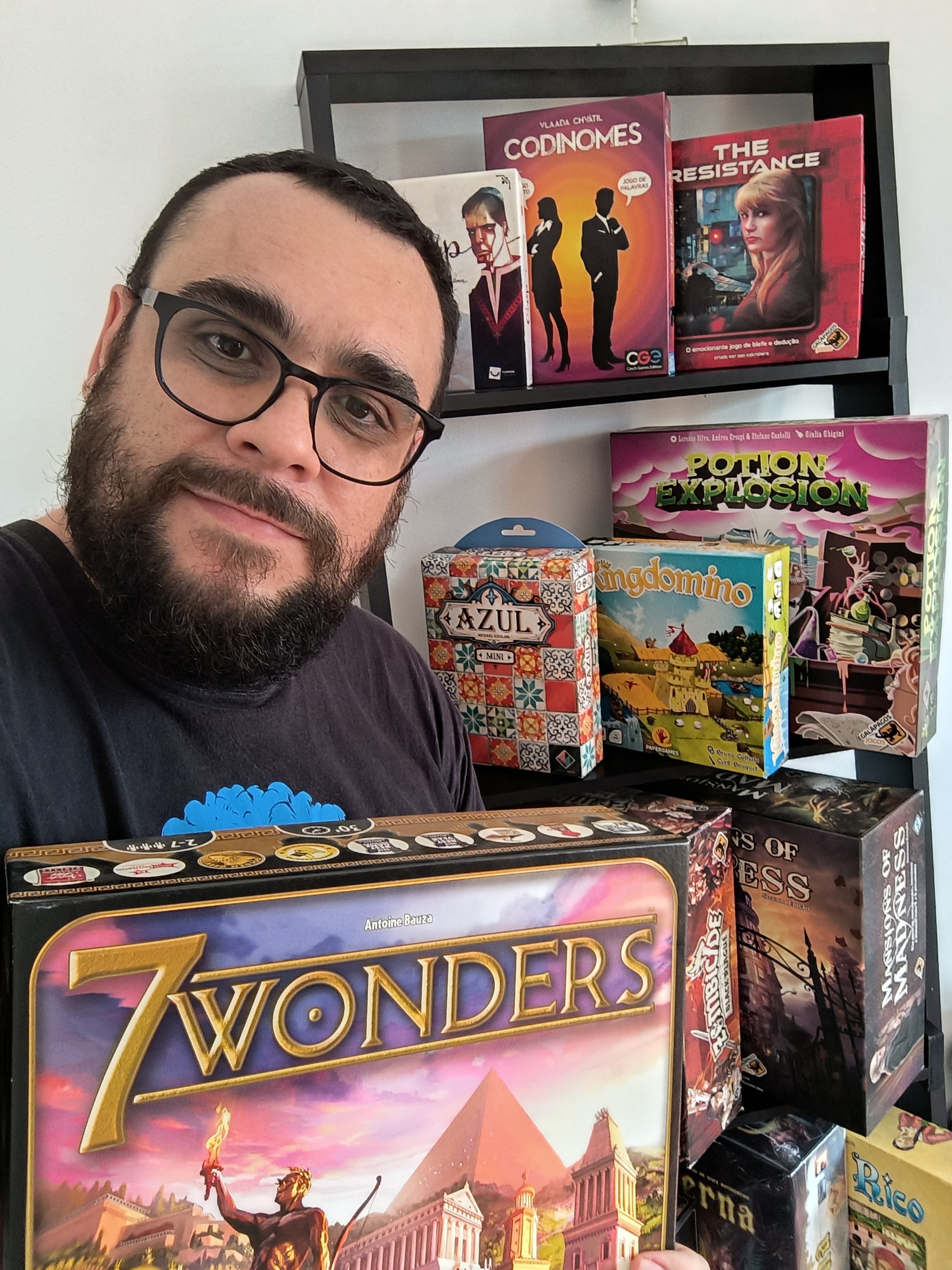 Luiz Fernando fundador da Corvo Lúdico com jogos de tabuleiro