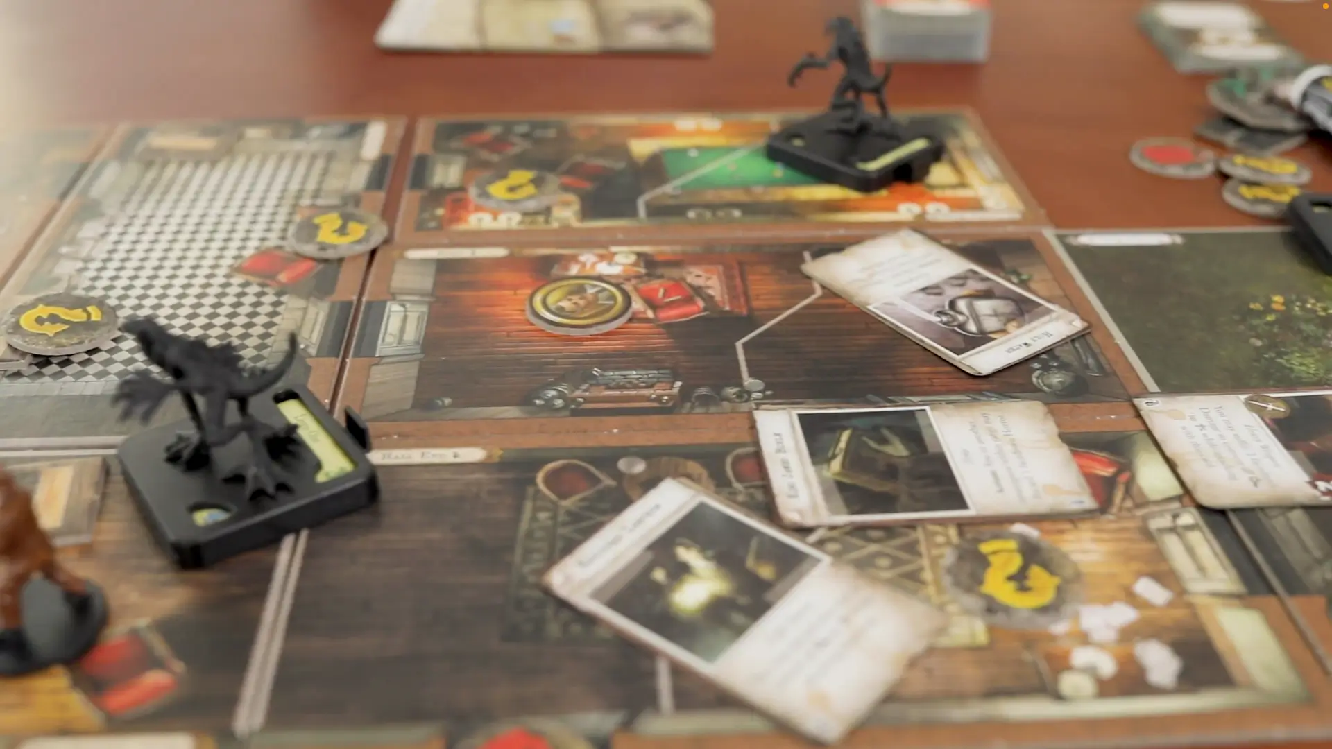Tabuleiro e miniaturas do jogo Mansions of Madness